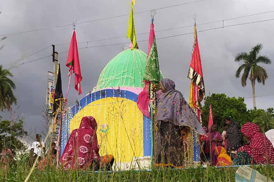 মহিষাদল রাজবাড়ি চত্বরে ইমামবাড়া।