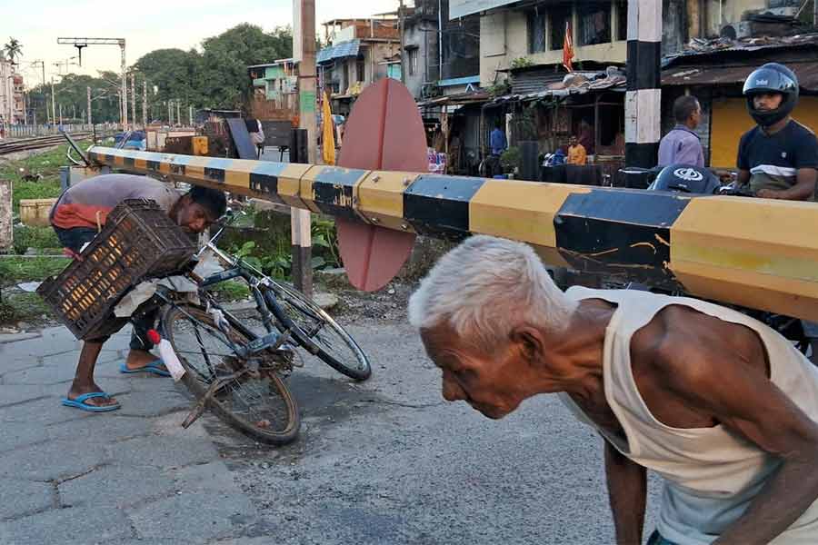 জলপাইগুড়ি শহরের জনব্যাস্ত এই তিন নম্বর ঘুমটি লেভেল ক্রসিংয়ের বিকল্প ব্যবস্থার দাবি ফের একবার উঠল।