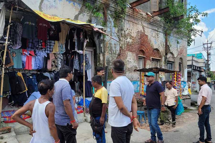 বুধবার জলপাইগুড়ি শহরে হকারদের তথ্য সংগ্রহ অভিযানে নামল জলপাইগুড়ি পুরসভা।