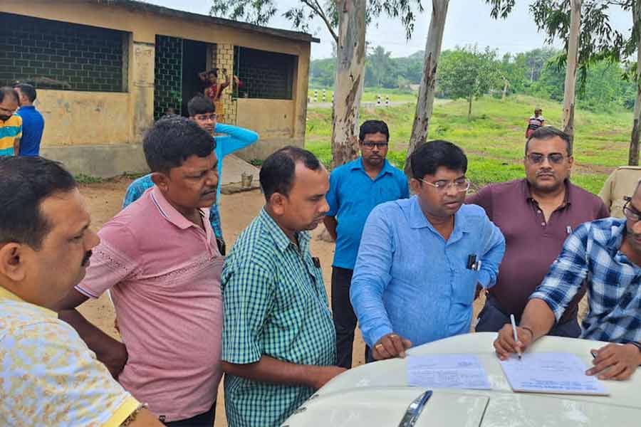 নতুন স্কুলের জায়গা খতিয়ে দেখছেন আধিকারিকেরা। মহম্মদবাজারের চাঁদা মৌজায়।