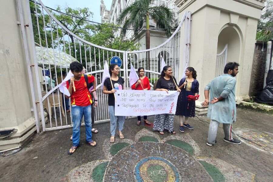 ফি বৃদ্ধির প্রতিবাদে আন্দোলনরত পড়ুয়ারা