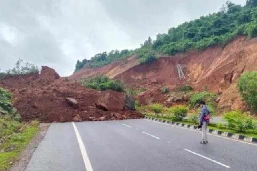 ভূমিধসে ক্ষতিগ্রস্ত জাতীয় সড়ক।