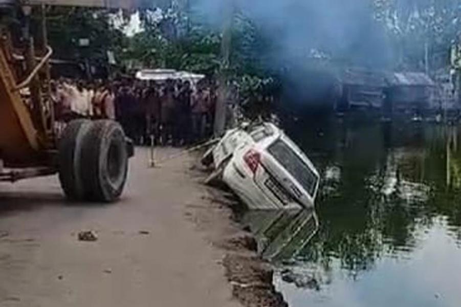 বাইপাস সংলগ্ন বিধান নগর পুরসভার দত্তাবাদে রাস্তার ধার দিয়ে ধস নেমে পুকুরের জলে কাত হয়ে পড়ে যাওয়া গাড়ি ক্রেন দিয়ে তোলা হচ্ছে।