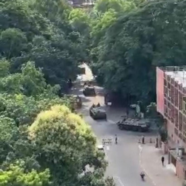 ঢাকা ক্যান্টনমেন্ট থেকে বার হচ্ছে সাঁজোয়া গাড়ি। সমাজমাধ্যমে এই ছবি পোস্ট করেছেন বাংলাদেশের অনেক নাগরিক।