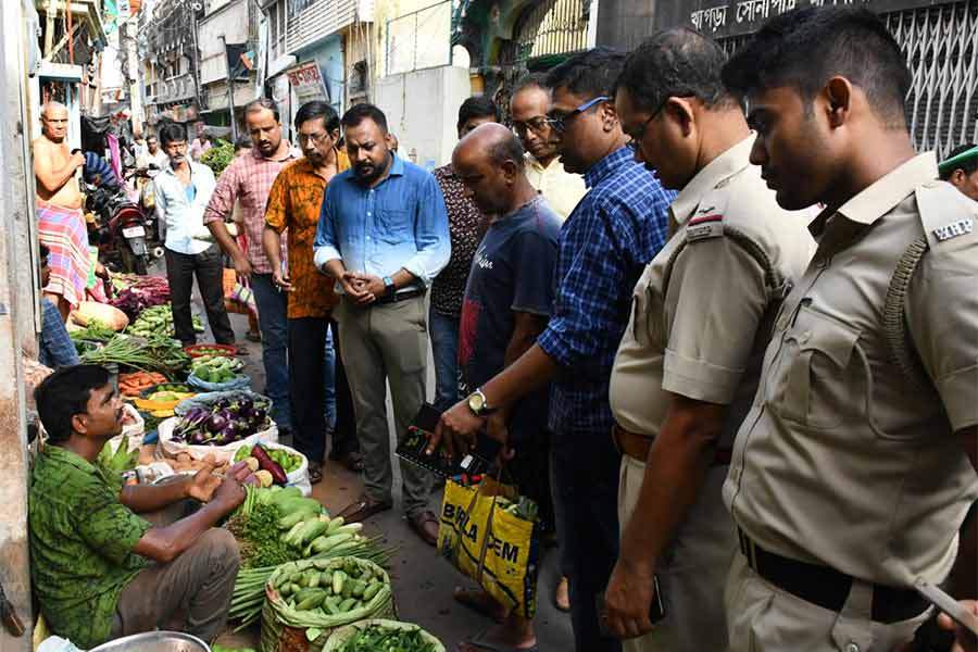 বৃহস্পতিবার সাত সকালে বহরমপুরের সোনাপট্টি বাজারে টাস্ক ফোর্সের হানা।