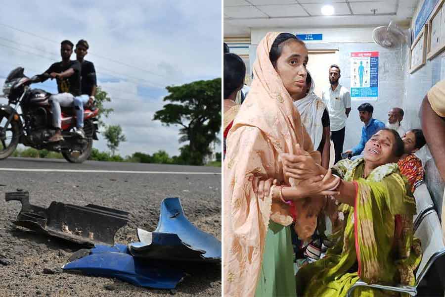 বুধবার রাতে ১৪ নম্বর জাতীয় সড়কের এই ভোল্লা ক্যানাল মোড়েই বাইক দুর্ঘটনায় মৃত্যু হয়েছে ৫ জনের। রাস্তার ধারে পড়ে আছে বাইকের ভাঙা অংশ।