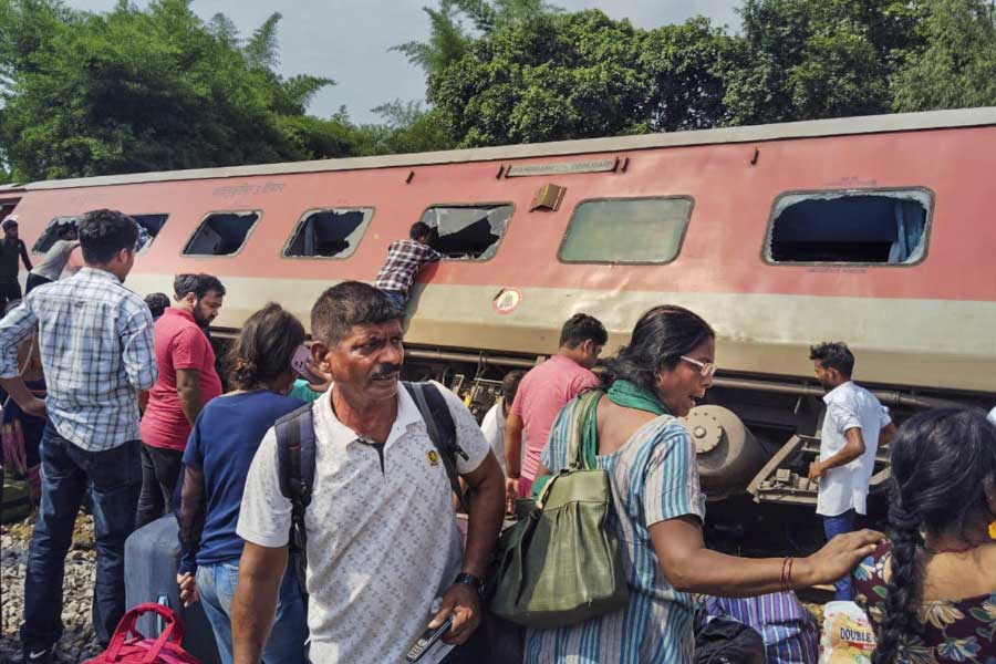 লাইনচ্যুত ডিব্রুগড় এক্সপ্রেসের কামরা।