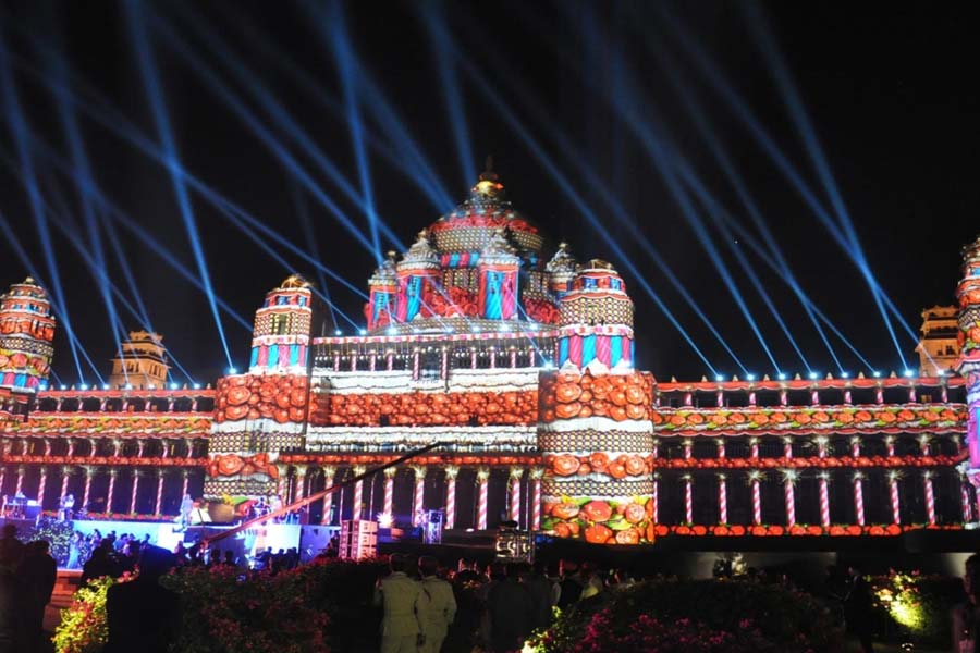 Mukesh Ambani threw most expensive birthday party for his wife Nita Ambani worth 220 crore rupees