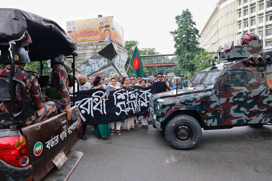 ধৃত পড়ুয়াদের মুক্তির দাবিতে ঢাকার পথে বিশ্ববিদ্যালয়ের শিক্ষক-শিক্ষিকারা।