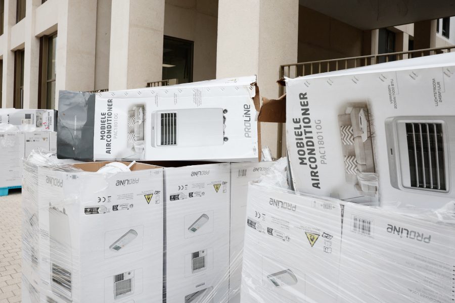 বহনযোগ্য শীতাতপ নিয়ন্ত্রক যন্ত্র।