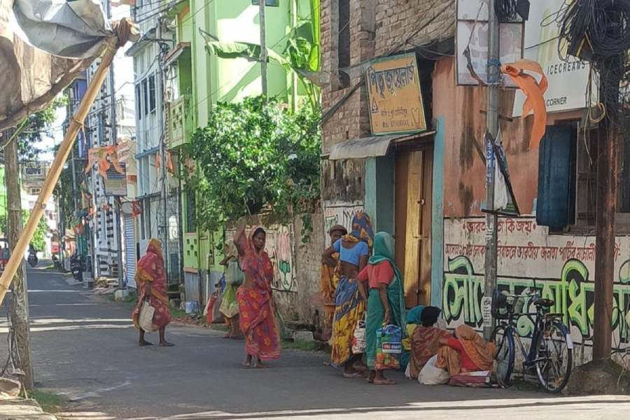 প্রতি শুক্রবারই ‘শান্তিকুঞ্জে’র সামনে ভিড় জমান দুঃস্থ সংখ্যালঘু মহিলারা। —নিজস্ব চিত্র।