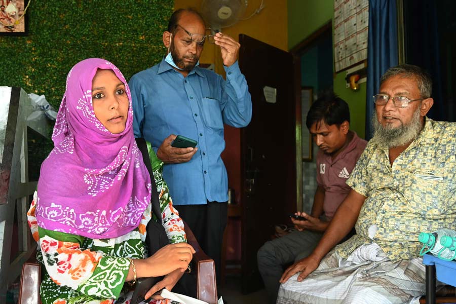 দুঃসময়: চিকিৎসা করাতে এসেছেন শাহনাজ পরভিন, মহম্মদ মিরাজুল হকেরা। পরিবারের চিন্তায় কাটছে তাঁদের দিন। শুক্রবার, বাইপাসের এক অতিথিশালায়। ছবি: সুমন বল্লভ।