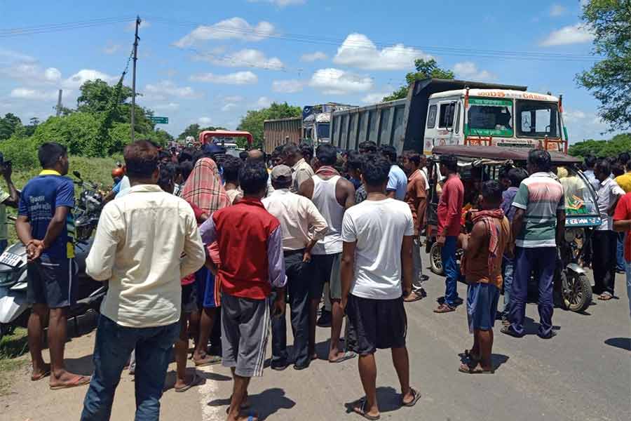 দুবরাজপুরে গড়গড়ার কাছে, জাতীয় সড়কে দুর্ঘটনার পরে ভিড়।