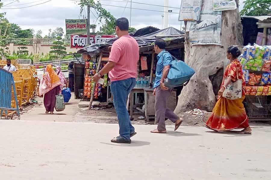 ফিরে যাচ্ছেন বাংলাদেশিরা - পেট্রোপোলে।