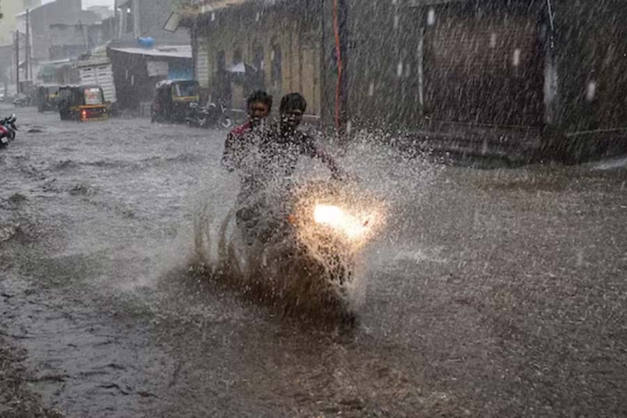 বৃষ্টিতে বিপর্যস্ত মুম্বই।