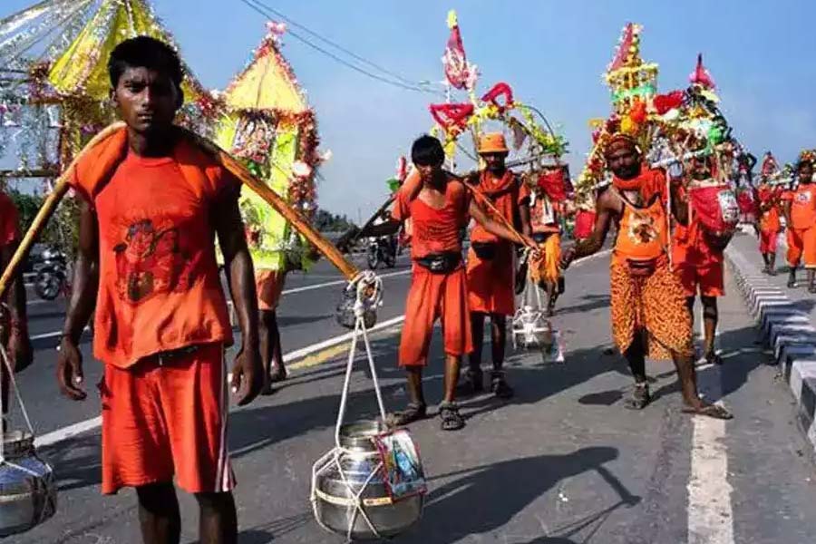 জল নিয়ে তীর্থস্থানের পথে পুণ্যার্থীরা।