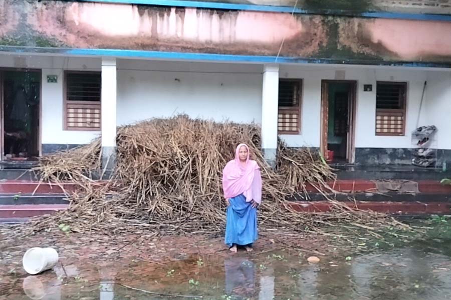 Police rescue an old couple from some goon at Purba Banrdhaman’s Jamalpur