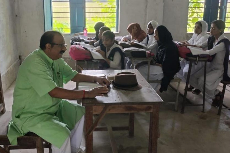 ক্লাসে ইংরেজি পড়াচ্ছেন বাইনান বামনদাস হাই স্কুলের সভাপতি।