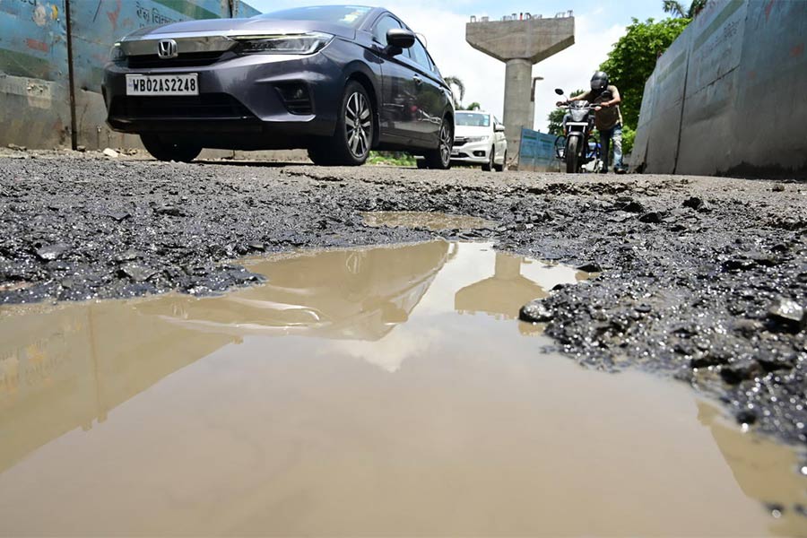 মেট্রোর কাজের জন্য এমনই বেহাল অবস্থা হলদিরাম সংলগ্ন ভিআইপি রোডের সার্ভিস রোডের। শনিবার।