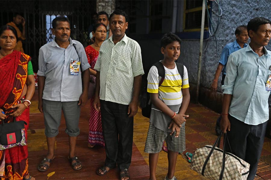 অপেক্ষারত: এখনও চিকিৎসাধীন আলিপুরদুয়ার থেকে সভায় যোগ দিতে এসে দুর্ঘটনার কবলে পড়া তিন জন। রবিবার, এন আর এস হাসপাতালে তাঁদের পরিজনেরা।