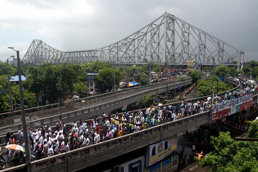 সভামুখী: হাওড়া স্টেশন থেকে ধর্মতলার পথে তৃণমূলের কর্মী-সমর্থকেরা। রবিবার, ব্রেবোর্ন রোড উড়ালপুলে।