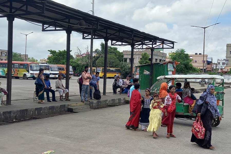 বাস নেই বর্ধমানের আলিশা বাসস্ট্যান্ডে। টোটো করে গন্তব্যে যাওয়ার অপেক্ষা।