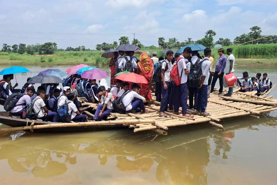 পূর্বস্থলীর দোগাছিয়ার সুটরা ঘাটে এ ভাবেই যাতায়াত পড়ুয়াদের।