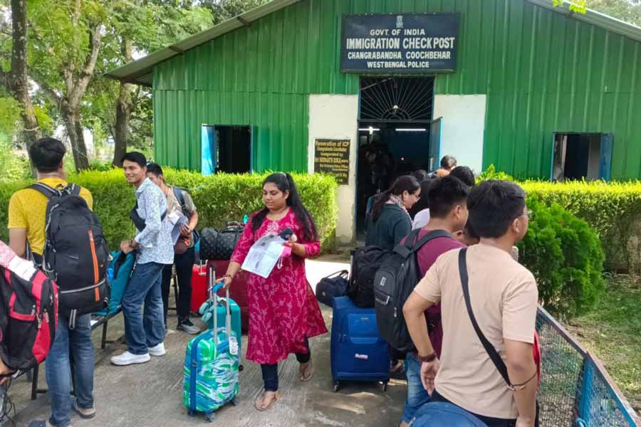 বাংলাদেশ থেকে চ্যাংরাবান্ধা সীমান্ত দিয়ে ভারতে ফিরলেন পড়ুয়ারা। রবিবার।