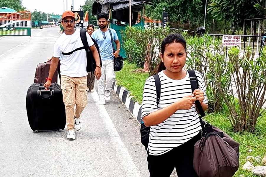 বাংলাদেশে পাঠরত পড়ুয়ারা ফিরছে এদেশে। রবিবার ভারত-বাংলাদেশ সীমান্ত, ফুলবাড়িতে।