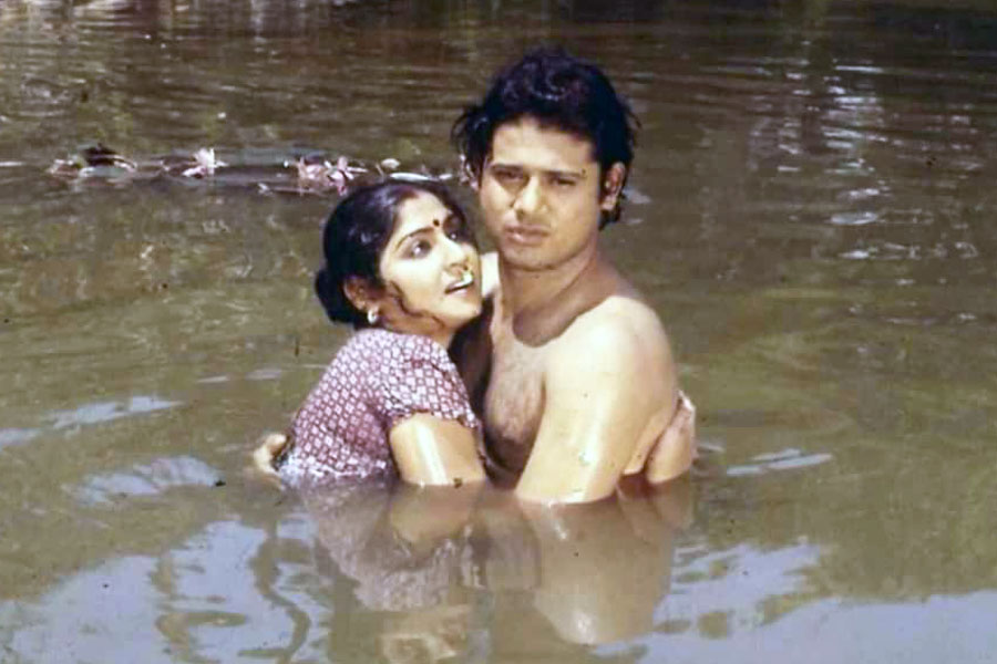 সকাল থেকে স্টুডিয়োপাড়া নিস্তব্ধ। মহুয়ার দেহ পৌঁছতেই চত্বরে তাঁর প্রিয় পোষ্যদের ভিড়! কী ভাবে পথকুকুরেরাও বুঝেছিল, তাদের ডেকে খাবার দেওয়ার মালকিন চিরঘুমে আচ্ছন্ন। আর তিনি আদর করে ডাকবেন না। এক পাশে দাঁড়িয়ে শোকস্তব্ধ তাপস পাল, দেবশ্রী রায়। সন্তান হারানোর ব্যথায় মূক পরিচালক তরুণ মজুমদার। তিনি মহুয়ার অভিনয় জীবনের ‘জন্মদাতা’। তাঁর ‘শ্রীমান পৃথ্বীরাজ’ ছবিতে প্রয়াত নায়িকার আত্মপ্রকাশ। তাঁকে নিজের হাতে গড়েছিলেন সন্ধ্যা রায়। মহুয়ার মৃত্যুতে যিনি ভেঙে পড়ে জানিয়েছিলেন, কিছু ক্ষেত্রে অভিনেত্রী বড্ড বেশি ভালমানুষ ছিলেন। ওঁর ভালমানুষির সুযোগ ইন্ডাস্ট্রি নিয়েছে।