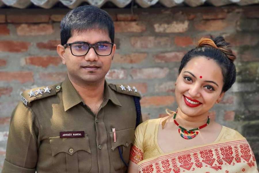 স্বামীর সঙ্গে তানিয়া। 