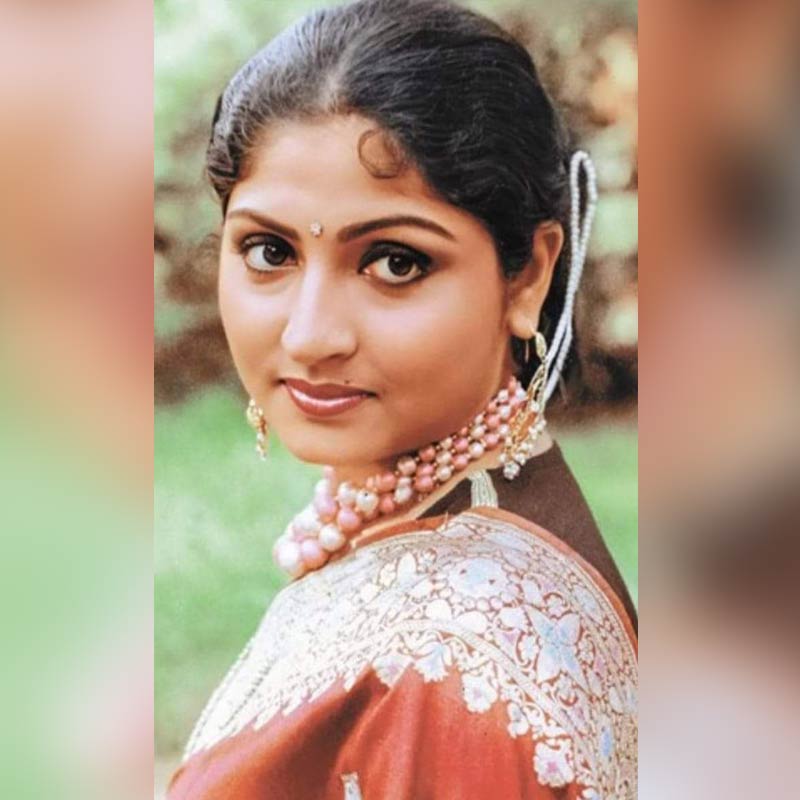 আশ্চর্য বিষয়, মহুয়ার মৃত্যুর খবর জানার পরেও টলিউডে শুটিং বন্ধ হয়নি। খবর, সে দিন ‘আশীর্বাদ’ ছবির পরিচালক বীরেশ চট্টোপাধ্যায়, প্রযোজক রথীন মজুমদার টানা শুটিং করেছিলেন বিরাটির এক বাগানবাড়িতে। এই ছবির নায়িকা মহুয়া। তাঁর স্মৃতি জীবন্ত থাকতে থাকতেই নাকি দর্শকদের কাছে সে ছবি পৌঁছে দিতে চেয়েছিলেন তাঁরা, যাতে বক্স অফিসে ঝড় তোলে ছবিটি!