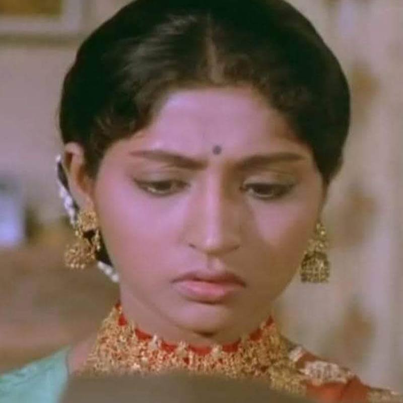 এই ইঁদুরদৌড়ই কি কেড়ে নিল প্রতিভাময়ী অভিনেত্রীকে? সম্ভাবনা একেবারে উড়িয়ে দেননি সে কালের চলচ্চিত্র সাংবাদিকেরা। সেই সময়ের সংবাদমাধ্যমে প্রকাশ, মহুয়া মুঠোভর্তি ছবি করলেও তাঁর পারিশ্রমিক নাকি ৩০ হাজারের বেশি ছিল না। অনেক ছবিতে তাঁকে প্রায় বিনা পারিশ্রমিকেও নাকি কাজ করতে হয়েছে! অভিনয় ভালবাসতেন বলে মিষ্টি কথায় ভুলিয়ে পরিচালক-প্রযোজকেরাও তাঁকে নিঙড়ে  নিতেন।