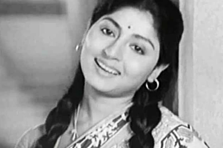 অথচ এমনটা হওয়ার কথা ছিল না। অনুষ্ঠান করতে গিয়ে তিলকের সঙ্গে আলাপ মহুয়ার। তিলক গাইতেন। মহুয়া নৃত্যশিল্পী। সদ্য বড় হচ্ছেন দু’জনে। মহুয়া সে দিন শিল্পীর অনিশ্চিত জীবন ছেড়ে তিলককে ব্যাঙ্কে চাকরি করার পরামর্শ দিয়েছিলেন। চাকরি পাওয়ার পরেই বিয়ে করবেন ঠিক করেন তাঁরা। কিন্তু বেঁকে বসেছিলেন দুই পরিবারের কর্তাই। মহুয়ার বাবার ভয়, ‘সোনার ডিম পাড়া হাঁস’ হাতছাড়া হয়ে যাবে। ছেলের বাবা নায়িকা বৌমাকে মানবেন না। শেষে তাঁরা পালিয়ে বিয়ে করেছিলেন। অন্যতম সাক্ষী রত্না ঘোষাল। বিয়ের উদ্‌যাপন উত্তমকুমারের ময়রা স্ট্রিটের বাড়িতে।