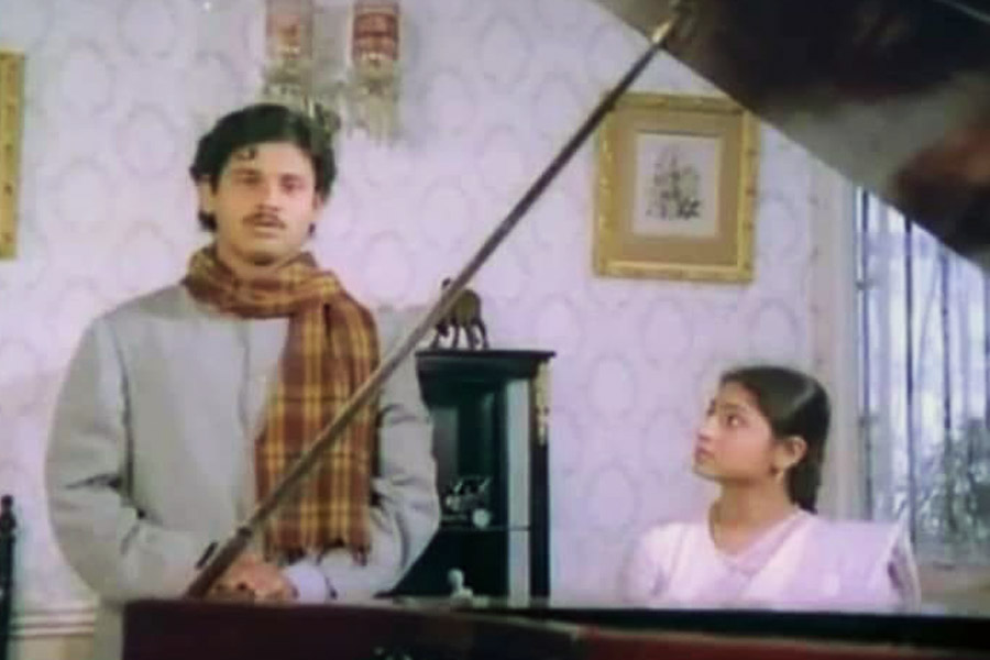 দাম্পত্যের প্রথম তিন বছর দারুণ সুখের। সারা ক্ষণ আনন্দে মেঘমুলুকে নবদম্পতি। ওই সময়ে গোলা ওরফে তমাল চক্রবর্তীর জন্ম। ছেলেকে খুব ভালবাসতেন মহুয়া। কিন্তু কাজের কারণে সঙ্গ দিতে পারতেন না। ক্রমশ, স্ত্রীকে নিয়ে সন্দেহ বাড়তে থাকে তিলকের। কারণ, মহুয়াও ক্রমশ বেপরোয়া হয়ে উঠছেন। তিনি তখন মদ ধরেছেন। পেটে পানীয় গেলেই উগ্র। তিলককে নিয়ে মাঝরাতে শহরের রাস্তায় বেরিয়ে পড়তেন। চাকুরে স্বামীকে পরের দিন অফিস যেতে হবে, মনেই থাকত না তাঁর! শেষের দিকে তিলক সঙ্গ দিতে না পারলে তিনি নাকি একের পর এক নায়কের বক্ষলগ্না। শোনা যেত, সেই তালিকায় কখনও তাপস পাল, কখনও অমোল পালেকর। এত কিছুর মধ্যেও ক্যামেরার সামনে কিন্তু মহুয়া নিখুঁত অভিনেত্রী।