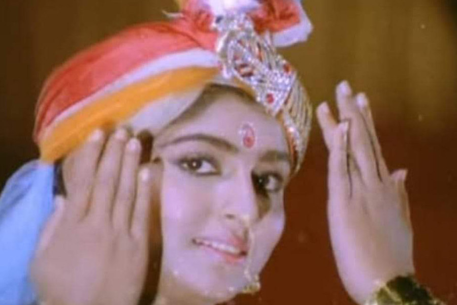 খবরের কাগজ তোলপাড় মহুয়ার বেসামাল জীবনযাপনের কিস্‌সায়। সেই সব খবর পড়ে আরও বিরক্ত তিলক। সঙ্গে মহুয়ার বাবা নীলাঞ্জন রায়চৌধুরীর কানভাঙানি। তাঁর মদের খরচ দেওয়া বন্ধ করে দিয়েছেন নায়িকা কন্যা। সেই বিষ ছুঁয়েছিল একমাত্র সন্তান গোলাকেও। গুঞ্জন, বাবা আর দাদু মিলে তাকে বোঝাতে পেরেছিলেন, তার মা কোনও দিক থেকেই ঠিক নয়, বেপথু। একটু একটু করে তাঁরা মায়ের থেকে দূরে সরিয়ে নিয়েছিলেন সন্তানকে। শোনা যায়, মৃত্যুশয্যায় ছেলের নাম ধরে বান্ধবী রত্না ঘোষালের কাছে মহুয়ার আর্তি, তাঁর গোলাকে যেন দেখেন তিনি। গোলাও কি মায়ের জন্য একই ভাবে হাহাকার করেছিল? অভিনেত্রীর মৃত্যুর ৩৯ বছর পরে প্রযোজক রানা সরকার মহুয়ার জীবন নিয়ে ছবি বানাচ্ছেন। পরিচালনায় সোহিনী ভৌমিক। অনুমতি নিতে প্রযোজক দেখা করেছিলেন মহুয়ার ছেলের সঙ্গে। তখনই জানতে পারেন, প্রয়াত নায়িকাকে নিয়ে পরিবারের প্রত্যেকে এতটাই বীতশ্রদ্ধ যে, ভুলেও তাঁরা মহুয়া রায়চৌধুরীর নাম মুখেও আনেন না!