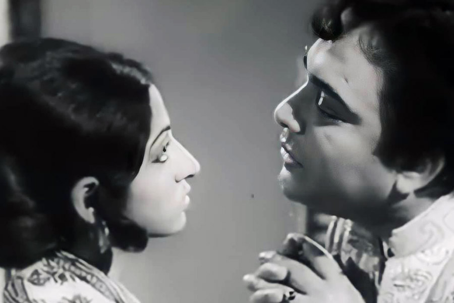 কেন এমন হয়ে গিয়েছিলেন পর্দার ‘পারাবত প্রিয়া’? সেই সময়ের ছায়াছবির ইতিহাস বলছে, মহুয়া বিব্রত ছিলেন নিজের জন্মবৃত্তান্ত নিয়েও। কথিত, নীলাঞ্জন রায়চৌধুরী নাকি তাঁর পালক পিতা। দুই বোন আর এক ভাই তাঁরা। দিদি শান্তা, বোন শিপ্রা। শিপ্রাই পরে মহুয়া। দাদা পিনাকী বরাবর নেপথ্যে। এঁরা মহুয়ার নিজের ভাই-বোন? আজও অজানা। মেধাবী মহুয়া কোনও দিন নাকি স্কুলের পরীক্ষায় দ্বিতীয় হননি। সেই তিনিই স্কুলের শেষ পরীক্ষা দেওয়ার আগে পড়া ছেড়ে অভিনয়ে। বাবার নির্দেশে। ছোট থেকেই নাচের অনুষ্ঠান করতেন। অর্থাৎ, ‘শৈশব’ বলে কিছুই ছিল না তাঁর। মহুয়া যেন তাঁর বাবার অর্থ উপার্জনের যন্ত্র!