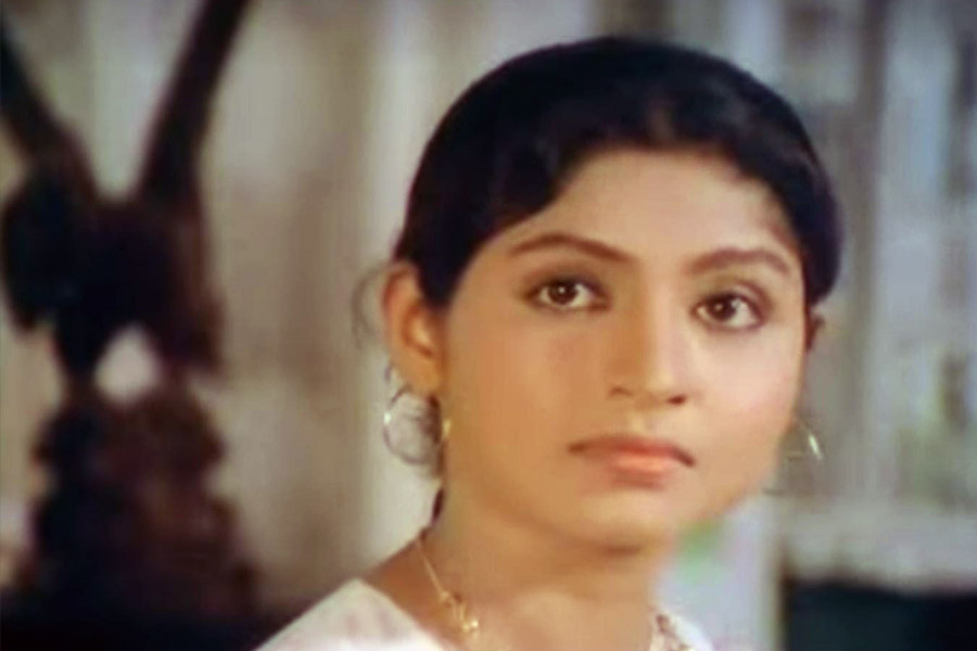 অভিনয় দক্ষতা যত বৃদ্ধি পাচ্ছিল, ততই ভিতরে ভিতরে নাকি ফুরিয়ে যাচ্ছিলেন মাত্র ২৭-এর মেয়েটি। চোখমুখে ক্লান্তি, অত্যাচারের ছাপ। তিলককে ছাড়তেও পারেন না, ভুলতেও পারেন না! উল্টে সব পুরুষের মধ্যে কেবল তাঁকেই খোঁজেন। অগ্নিদগ্ধ হওয়ার দিন মহুয়ার সকাল শুরু মদ্যপান দিয়ে। খবর, রত্না ঘোষালের বাড়িতে গিয়ে মদ্যপান করতে চেয়েছিলেন। অভিনেত্রীর বাড়িতে পানীয় ছিল না। মহুয়া পানীয় আনিয়ে পান করেন। সেখান থেকে যান প্রয়াত পরিচালক অঞ্জন চৌধুরীর বাড়িতে। সেখানেও পানাহার চলে। এ-ও জানা যায়, অঞ্জনের বেহালার বাড়ির এক তলাতেই নাকি মহুয়া-তিলকের সংসার। এর পর নীচে নিজের বাড়িতে নেমে আসেন তিনি। মহুয়া তখন সম্পূর্ণ বেসামাল!