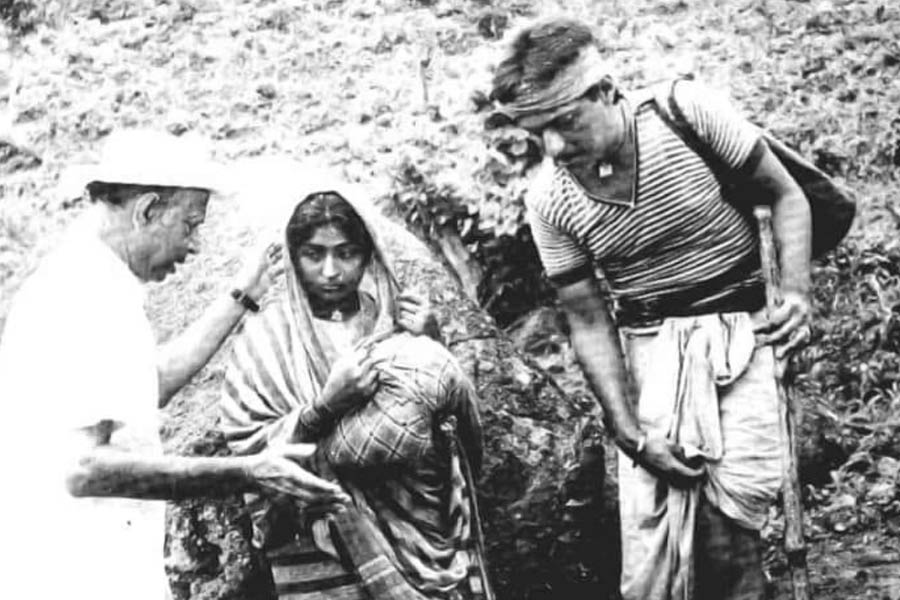 মহুয়া অগ্নিদগ্ধ, খবর ছড়াতেই নানা প্রশ্ন উঠে এসেছিল টলি-মহল্লায়। তখন কি তিনি গায়ে আগুন দেওয়ার মতো অবস্থায় ছিলেন? তিলক নাকি জবানবন্দিতে জানিয়েছিলেন, ছেলের দুধ গরম করতে বসেছিলেন মহুয়া। স্টোভ থেকে আগুন ধরে যায়। তা-ই যদি হবে, তা হলে পিছন থেকে গায়ে আগুন লাগল কী করে? সকাল থেকে যিনি মদ্যপান করেছেন, তিনি রান্না করতে কতটা সক্ষম? বেসামাল মহুয়াকে কেন পরিবারের কেউ আগুনের কাছে যেতে নিষেধ করেননি? মহুয়ার বাবা, স্বামী— কেউই তাঁর উপরে সন্তুষ্ট ছিলেন না। এই মৃত্যু কি তারই ফলাফল? রটেছিল, নীলাঞ্জনের লোভের আওতা থেকে বেরিয়ে এসেছিলেন মহুয়া। তিলকের শাসনের বাইরেও। ফলে, মহুয়া নাকি ক্রমশ তাঁদের অশান্তির কারণ হয়ে উঠেছিলেন।