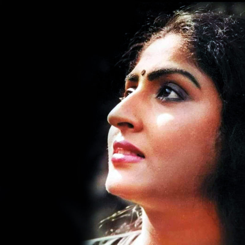  প্রমাণের অভাবে পুলিশি তদন্ত এক সময় থেমে গিয়েছে। ৩৯ বছর পরেও তাই মহুয়া রায়চৌধুরীর মৃত্যু রহস্যাবৃত। ১৯৮৫ সালে তাঁর মৃত্যুদিনটি ছিল সোমবার। প্রকৃতি কেঁদেছিল তাঁর জন্য। আকাশের বুক চিরে বৃষ্টি হয়েছিল। এক প্রতিভার অকালমৃত্যুতে আক্ষেপ করেছিল টলি-পাড়া। তাঁর মৃত্যুর পর একটা সংলাপ কানে বেজেছিল মহুয়া-ঘনিষ্ঠদের। বীরেশ চট্টোপাধ্যায়ের ছবি ‘আশীর্বাদ’-এ নায়িকার মুখে “আশিস, আমি ভাল নেই” সংলাপ শুনে তৎকালীন টলিউডের বহু গণ্যমান্যের দাবি, ছবির মধ্যে দিয়েই যেন নিজের পরিস্থিতি জানিয়ে গিয়েছিলেন তিনি। সিনেবোদ্ধাদের দাবি, মহুয়ার এক সত্তা নাকি চেয়েছিল যশ-অর্থ-খ্যাতি-প্রতিপত্তিতে মোড়া ভোগসর্বস্ব জীবন। আর তাঁর ‘পাশের বাড়ির মেয়ে’ সত্তার নাকি চাওয়া ছিল, ‘চাই না কারও দয়া, যাচি প্রিয়র আঁখিজল, একটু দুঃখে অভিমানে নয়ন টলমল’...!