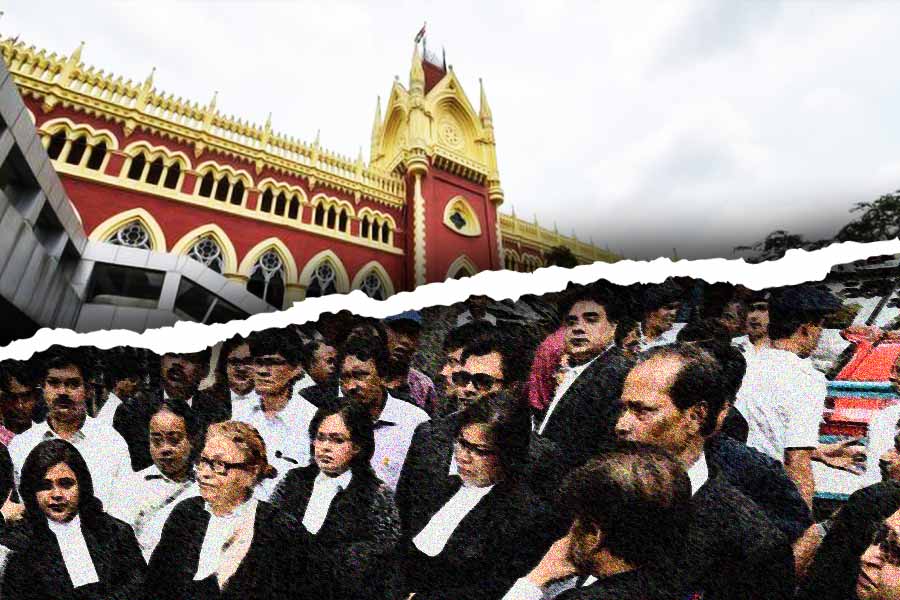 The lawyers of Bar Association of Calcutta high court boycotts court’s proceeding demanding arrest of a Police Officer