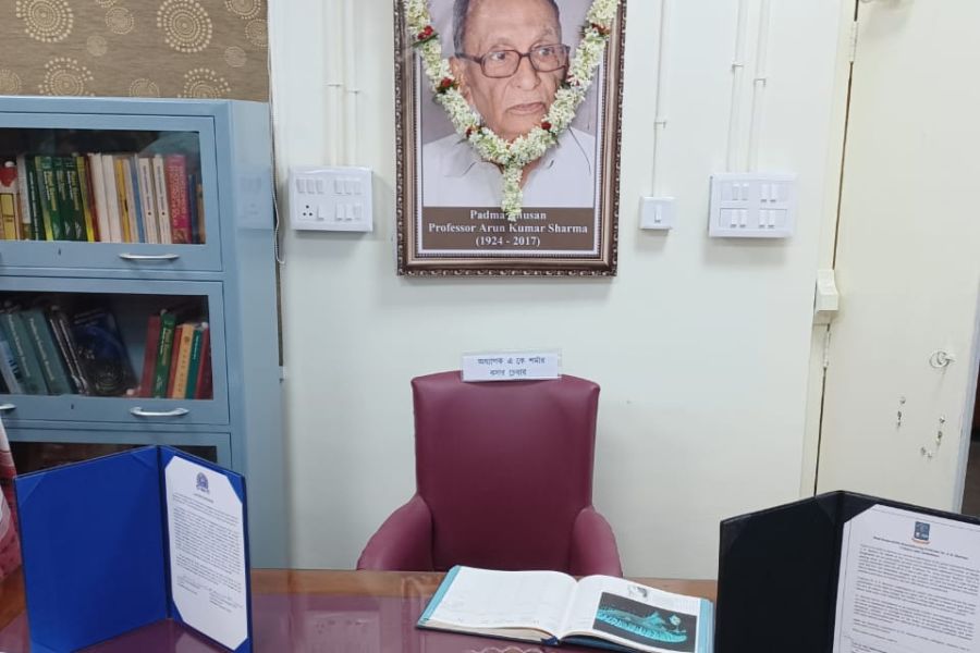 উদ্ভিদ গবেষক অরুণকুমার শর্মার কক্ষটি হয়ে উঠল জীবনীমূলক সংগ্রহশালা।