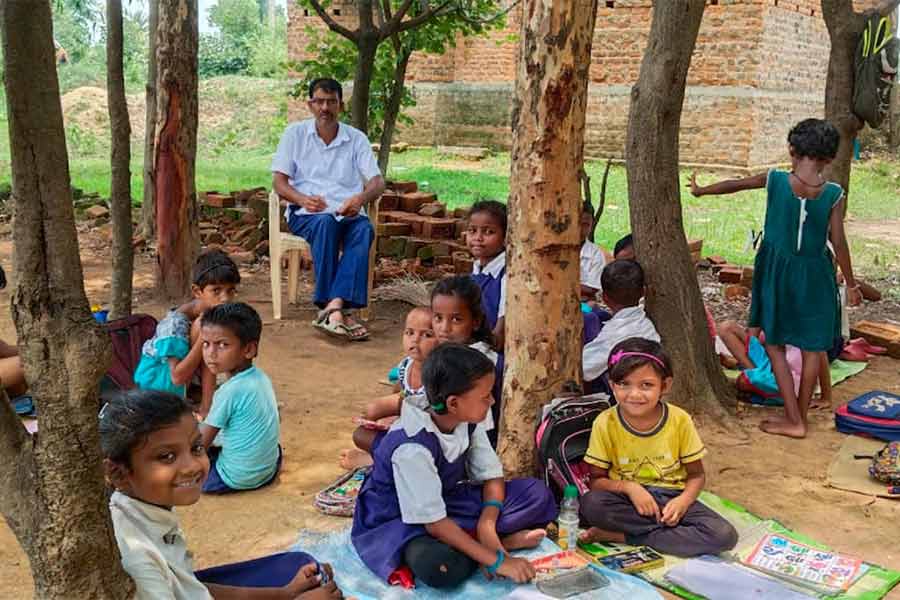 গাছের তলায় চলছে পঠনপাঠন কাশীপুরের মনঝুপড়ায়।