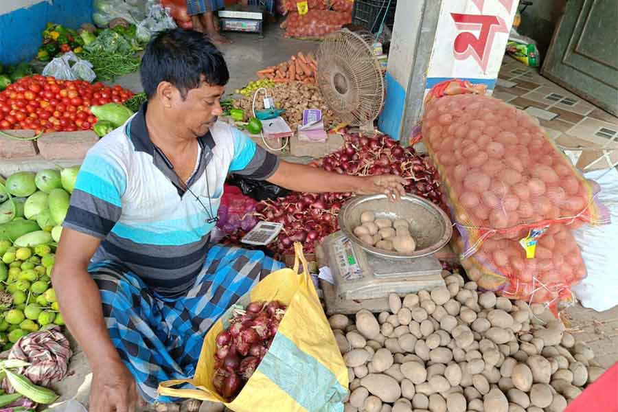 মহার্ঘ্য আলু। হরিহরপাড়ায়।