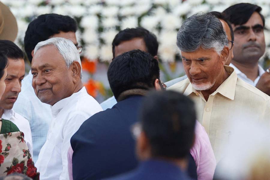 বিশেষ রাজ্যের তকমা দেওয়ার ক্ষেত্রে কেন্দ্রের প্রধান বাধা চতুর্দশ অর্থ কমিশনের একটি প্রস্তাব। ২০১৫ সালে কমিশন এই তকমা তুলে দেওয়ার প্রস্তাব দেয়। কেন্দ্রের তৎকালীন বিজেপি সরকার সেই প্রস্তাব গ্রহণও করে। তবে অর্থ কমিশন ওই বছরেই ১১টি রাজ্যকে বিশেষ রাজ্যের তকমা দেওয়ার প্রস্তাব দেয়।