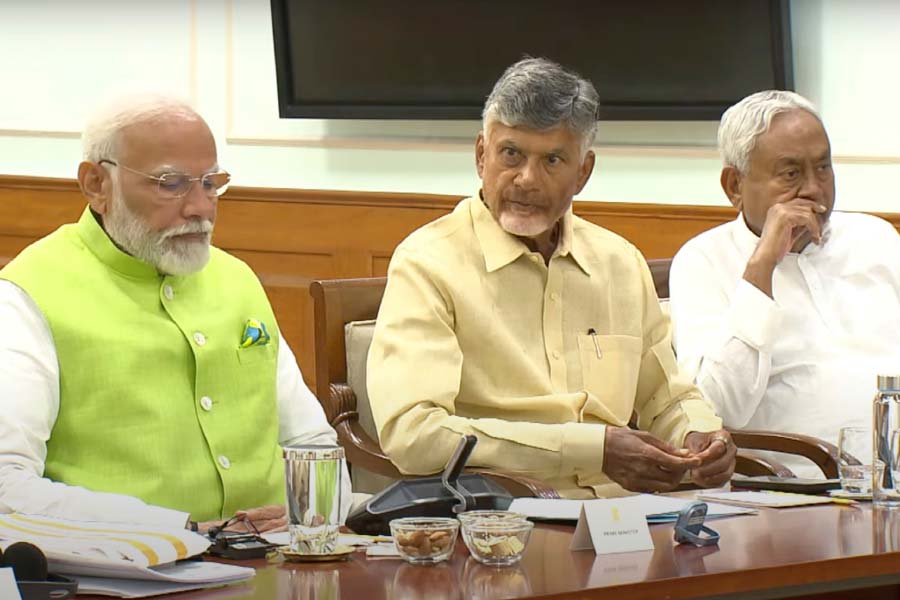 এই ‘দৌড়ে’ সবচেয়ে এগিয়ে ছিল বিহার। কিন্তু সেই রাজ্যকেই কেন্দ্র বিশেষ তকমা দিতে রাজি না হওয়ায় অন্ধ্রপ্রদেশের ভাগ্যও প্রসন্ন হবে না বলেই মনে করা হচ্ছে। তবে শরিকদের মন রাখতে দুই রাজ্যকে বিশেষ আর্থিক প্যাকেজ দিতে পারে কেন্দ্র।