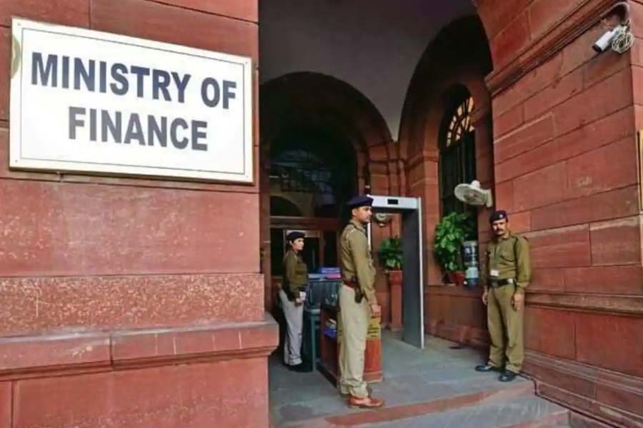 তা ছাড়া মোট কেন্দ্রীয় বাজেটের ৩০ শতাংশ সরাসরি বরাদ্দ করা হয় বিশেষ রাজ্যের তকমা পাওয়া রাজ্যগুলিতে। চতুর্দশ এবং পঞ্চদশ অর্থ কমিশনের প্রস্তাব অনুযায়ী, এই রাজ্যগুলির প্রাপ্য করের পরিমাণ ৩২ শতাংশ থেকে বাড়িয়ে ৪১ শতাংশ করা হয়েছে।