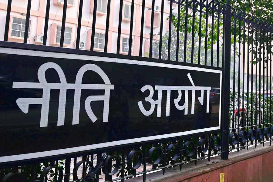 অনেক ক্ষেত্রেই অভিযোগ উঠেছে যে, বিভিন্ন রাজ্যের ক্ষমতাসীন দলগুলি রাজনৈতিক স্বার্থে এই তকমাকে কাজে লাগাতে চেয়েছে। যেমন অন্ধ্রকে বিশেষ রাজ্যের তকমা না দেওয়ায় ২০১৮ সালে এনডিএ ছেড়ে দেন চন্দ্রবাবু। জানা গিয়েছিল, ঘরোয়া রাজনীতিতে চাপের মুখে পড়েই তিনি এই সিদ্ধান্ত নেন। কারণ তিনি অন্ধ্রের জনগণকে আশ্বাস দিয়েছিলেন যে, ক্ষমতায় এসে বিশেষ রাজ্যের তকমা ছিনিয়ে আনবেন।