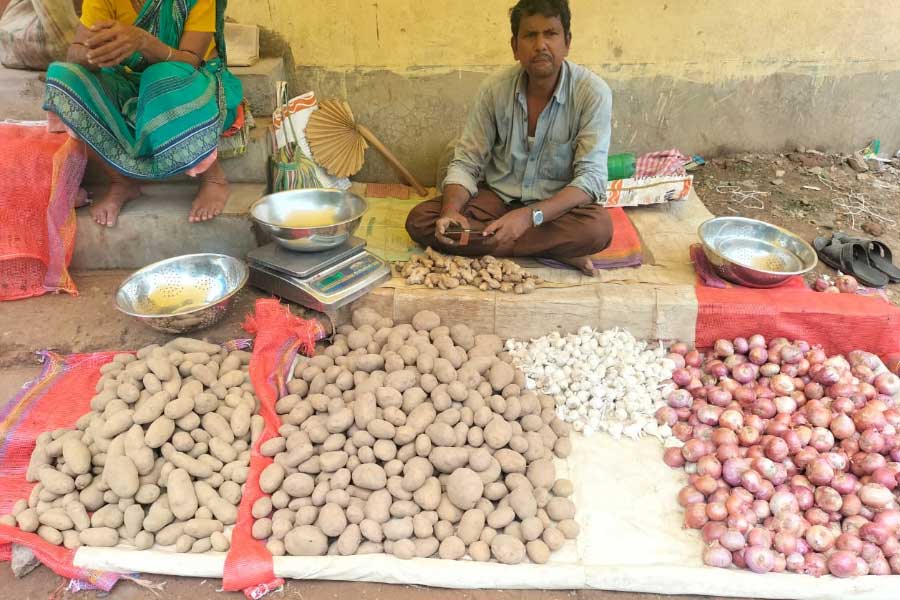 মেদিনীপুর শহরের বাজারে আলু। 
