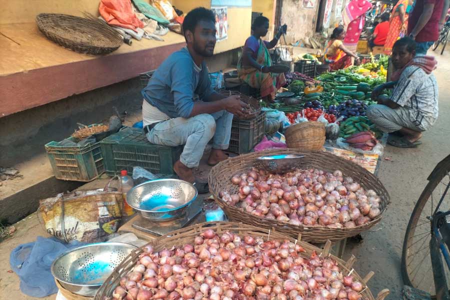 মেদিনীপুরের কোতোয়ালি বাজারে আলুর আকাল।